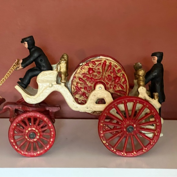 VINTAGE ANTIQUE 19” CAST IRON HORSE DRAWN FIRE ENGINE / HOSE WAGON TOY - Picture 8 of 16